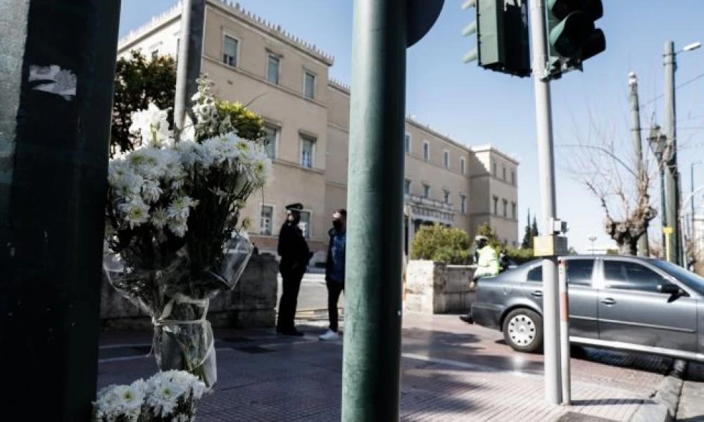 Τροχαίο στη Βουλή: Πέθανε ο πεζός που παρασύρθηκε – Εμπλοκή και δεύτερου αυτοκινήτου